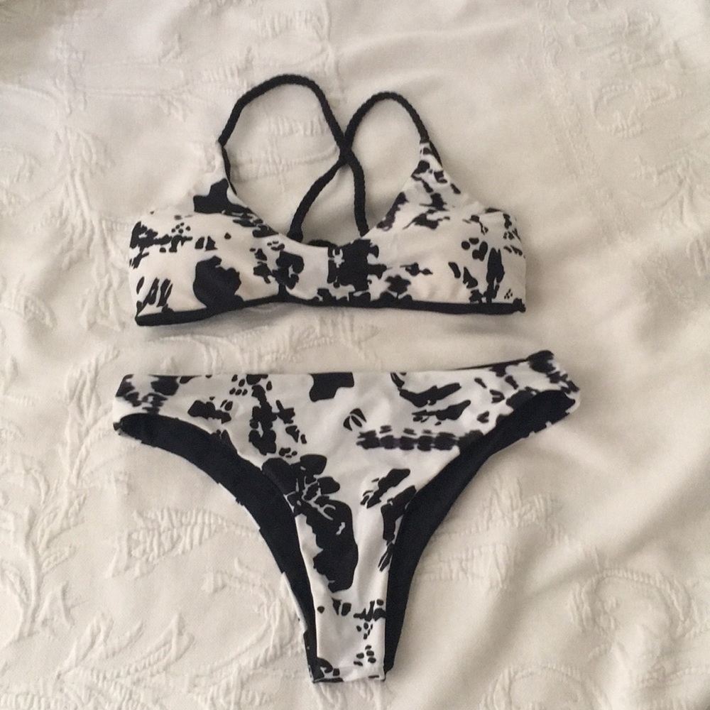 Reversible black and white bikini